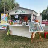 Abbiamo incontrato le socie di �ViviAmo� a Torre Quetta, l� dove grazie a un bando hanno occupato una casina in legno bianca dalla quale offrono in prestito volumi di varia natura